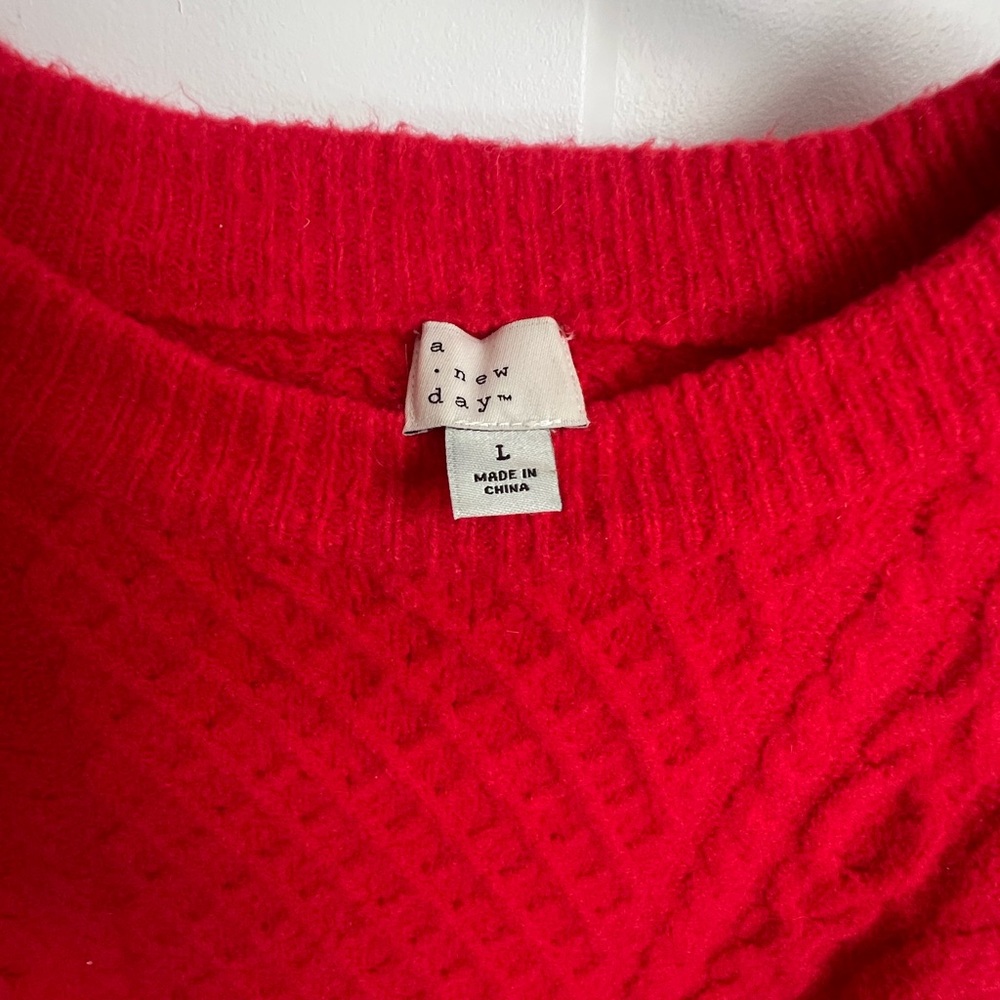 The prettiest red sweater. Softest material (not itchy at all). Size L - Picture 3 of 3